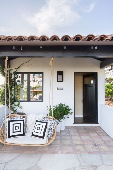 Santa Barbara Style Homes, Spanish Style Home Interior, Modern Spanish Style, Spanish Exterior, Spanish Revival Home, Santa Barbara Style, Spanish Bungalow, Ranch House Exterior, Spanish Modern