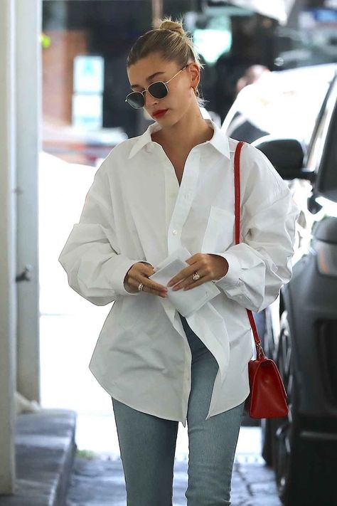 White oversized shirt Hailey Baldwin Street Style, Oversized Shirt Outfit, Oversized White Shirt, White Shirt Outfits, Denim On Denim, Red Purse, Mode Casual, Looks Street Style, Katie Holmes