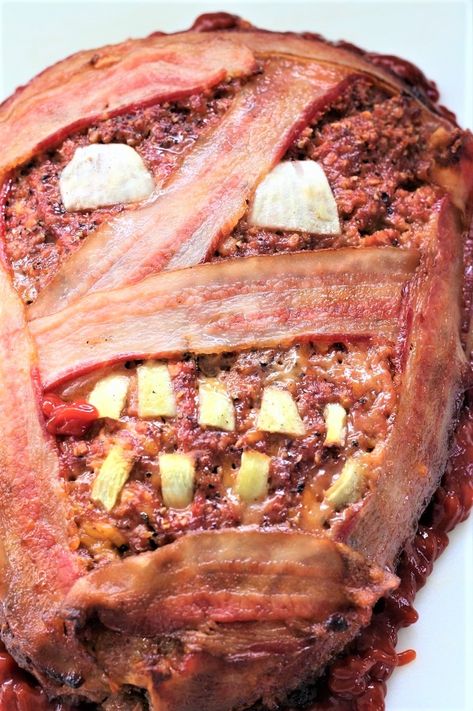 Bacon Wrapped Mummy Meatloaf - My Recipe Treasures Zombie Meatloaf, Mummy Meatloaf, Zombie Food, Mummy Recipes, Kids Halloween Food, Delicious Meatloaf, Halloween Menu, Scary Zombie, Healthy Halloween Treats