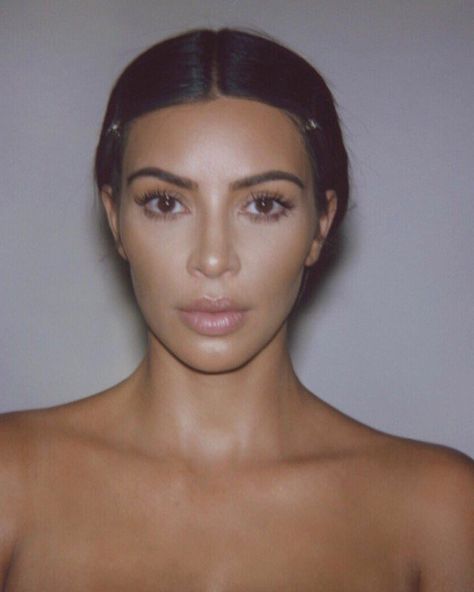 Kim Kardashian Called Out For Her "No Makeup" Selfie: "Stop Selling a Lie" Kim Kardashian Eyebrows, Kim K Makeup, Cream Contour Stick, Kardashian Makeup, Kim Kardashian Makeup, Makeup Selfie, Kim Kardashian Outfits, Robert Kardashian, Kardashian Outfit