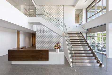 Lobby With Stairs, Office Staircase Design, Receptionist Desk Design, Office Staircase, Staircase Glass Design, Silicon Valley Office, Office Stairs, Hotel Staircase, Office Lobby Design