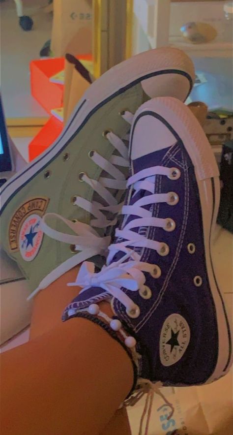 Mismatched Converse, Mismatched Shoes, Chucks Shoes, High Top Converse Outfits, Custom Vans Shoes, All Star Shoes, Girls Converse, Outfits With Converse, Hype Shoes