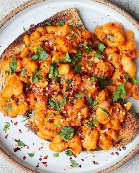 Deliciously Ella on Instagram: “Brunch 😍 Butter beans sautéed with garlic and olive oil, then stirred through a mix of harissa, lime and coconut yoghurt. Piled onto toast…” Fried Butter Beans, Quick Vegan Dinner Recipes, Harissa Sauce, Fried Butter, Garlic And Olive Oil, Coconut Yoghurt, Beans On Toast, Deliciously Ella, Veggie Dinner