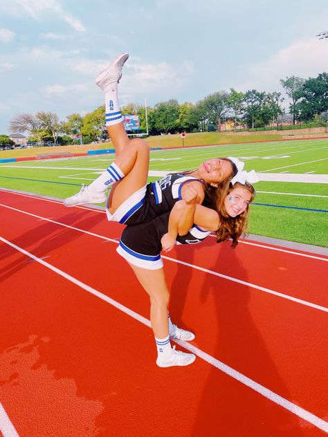 Cheer Picture Poses With Friends, Cheer Pic Ideas Best Friend, Football Cheer Pictures Team Photos, Cute Fnl Poses, Cheer Photos To Recreate, Cheer Pics To Recreate, Cheerleader Pictures Poses Best Friends, Cheer Leader Poses, Preppy School Pics