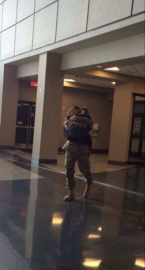 Military Couple Pictures, Military Boyfriend, Soldier Love, Military Relationships, Foto Cowgirl, Army Wife Life, Army Couple Pictures, Marines Girlfriend, Military Aesthetic