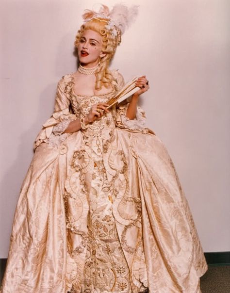 Madonna Madonna 90s, Madonna Vogue, Costume Carnaval, Rococo Fashion, Mtv Awards, Century Dress, 18th Century Fashion, Vintage Gowns, Historical Costume