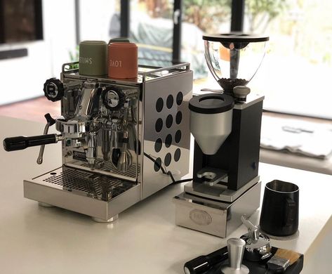 DieCrema on Instagram: “Cologne coffee corner: New home for a Rocket Appartamento and Rocket Faustino.  #rocketappartamento #rocketfaustino #rocketespresso…” Rocket Espresso Appartamento, Rocket Coffee Machine, Rocket Appartamento, Manifestation 2024, Rocket Espresso, Coffee Corner, Espresso Machines, Coffee Machines, Espresso Coffee