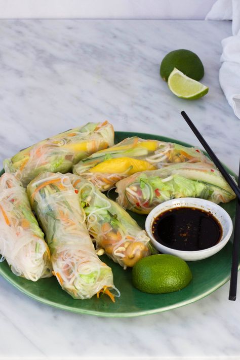 Springrolls met mango, glasnoedels en soja dipsaus - Feelgoodbyfood Food Out, Healthy Diet Recipes, Fine Food, Spring Rolls, Delicious Healthy Recipes, Clean Recipes, Veggie Recipes, Food Dishes, Food Inspiration