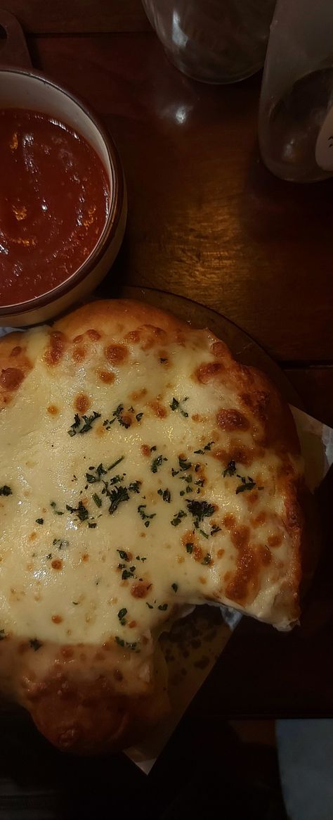 Pull apart garlic bread with marinara sauce Garlic Bread Aesthetic, Fancy Dinner Aesthetic, Pull Apart Garlic Bread, Aesthetic Baking, Bread Dipping Oil, Garlic Bread Pizza, Garlic Pizza, Dipping Oil, Fancy Restaurants