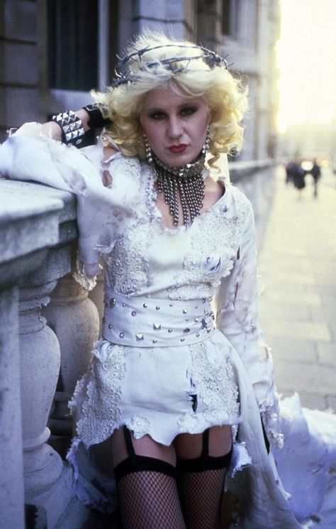 Chloe Webb, Punk Wedding Dresses, Punk Wedding, Sid And Nancy, 80s Punk, The Wedding Singer, Dark Romantic, Gary Oldman, Axl Rose