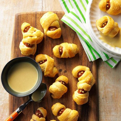 With a tube of crescent rolls and a pack of mini hot dogs, you can make these adorable mummy pigs in a blanket for every Halloween bash. Halloween Potluck Recipes, Crescent Roll Appetizers, Easy Potluck Recipes, Halloween Potluck, Honey Mustard Dip, Cute Halloween Treats, Mustard Dip, Halloween Camping, Hummus Dip