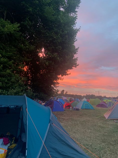 Leeds festival camping sunset aesthetic Reading Festival Aesthetic, Music Festival Aesthetic, Camping Sunset, Music Festival Camping, Leeds Festival, Festival Aesthetic, Reading Festival, Paradise City, Camping Aesthetic