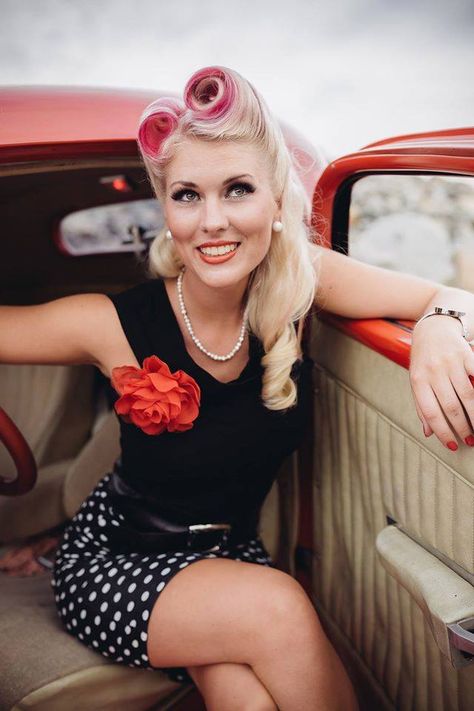 Rockabilly| http://thepinuppodcast.com re-pinned this because we are trying to make the pinup community a little bit better. Moda Pin Up, Stile Pin Up, Cabelo Pin Up, Mode Rockabilly, Rockabilly Mode, Rockabilly Looks, Pin Up Looks, Victory Rolls, Pin Up Vintage