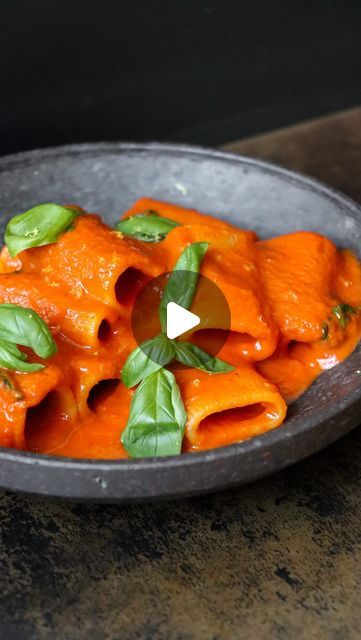 Ratanà on Instagram: "LA NOSTRA PASTA AL POMODORO

#ristoranteratanà #ratanàlovers #cucinamilanesecontemporanea #pasta #pastaalpomodoro #pastalovers #cucina #food #summer #milano #ristorantemilano #isola" Red Bell Pepper Pasta, Bell Pepper Pasta, Gluten Free Nyc, Vegan Sorbet, Roasted Red Bell Pepper, Pasta Al Pomodoro, Pasta Pomodoro, Gluten Free Italian, Garlic Recipe