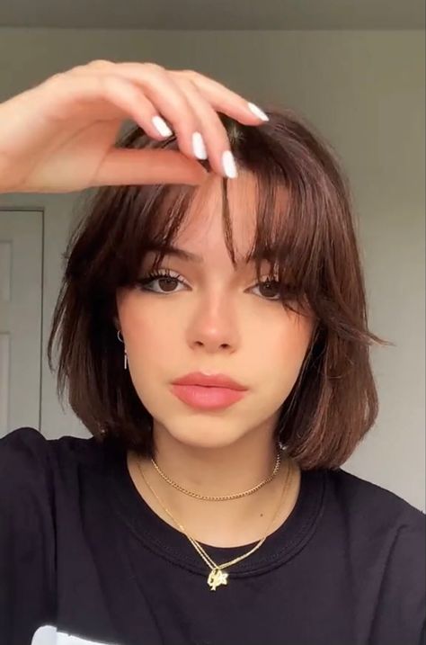 Cute Above Shoulder Haircuts, Bob With Curtain Bangs Thick Hair, Bob Bangs Round Face, Oval Face Haircuts Short Thick Hair, Short Hair With Bangs Oval Face, Above The Shoulder Haircut With Bangs, Above The Shoulder Haircut Straight, Haircuts For Oval Shaped Face Short, Above Shoulder Length Hair With Bangs