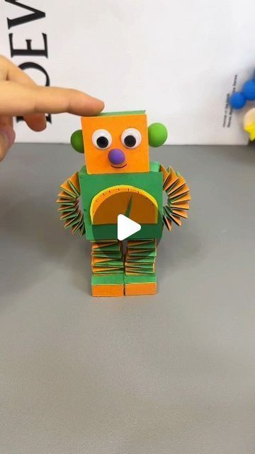 Robot Puppet Craft, Craft Robot Ideas, Recycled Robot Craft, Halloween Kids Arts And Crafts, Robot Craft Ideas, Recycle Paper Crafts, Toy Making Ideas For Kids, Robot Art Project, Recycle Projects For School