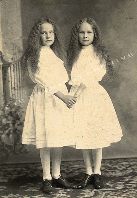 Postmortem Photos, Creepy Children, Victorian Wedding Inspiration, Creepy Kids, Victorian Portraits, Victorian Pictures, History Queen, Standing Pose, Strange History