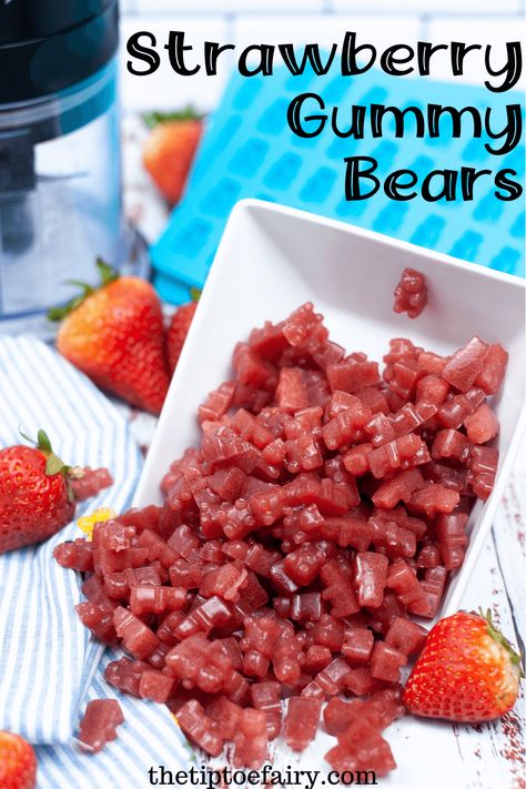 Gelatin Gummy Bears, Fruit Puree Gummies, Strawberry Gummy Bears, Fresh Fruit Gummies, Diy Gummies For Kids, How To Make Your Own Gummies, Make Your Own Gummies, Homemade Gummy Bears Healthy, Diy Gummies Healthy