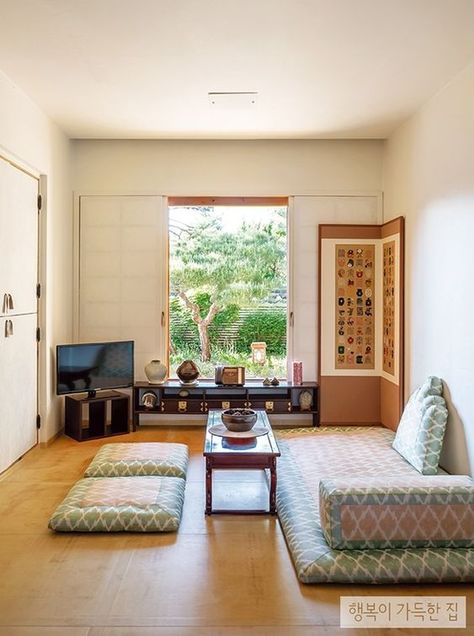 Hanok Interior, Tiny Japanese House, Korean Living Room, Korean House Interior, Korean Interior Design, Korean Furniture, Korean Traditional House, Korean Home Decor, Reka Bentuk Bilik Tidur