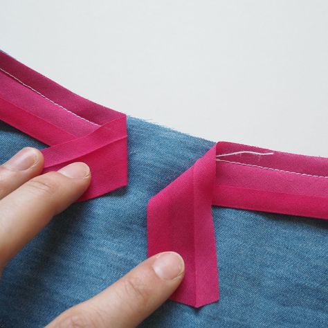 Bias Binding Tutorial Sewing Techniques, How To Sew Bias Binding, Sew Bias Binding, Bias Binding Tutorial, Sewing Bias Tape, Dressmaking Patterns, Sewing Binding, Diy Sewing Gifts, Binding Tutorial