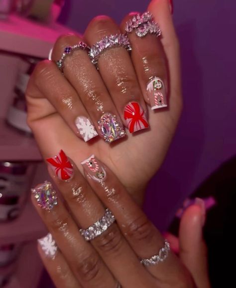 Christmas Nails Shorties, Exotic Christmas Nails, Short Nails Acrylic Christmas, Christmas Nails Black Women, Xmas Nails Short, Short Christmas Acrylic Nails, Short Christmas Nails Simple, Christmas Emojis, Poppin Nails