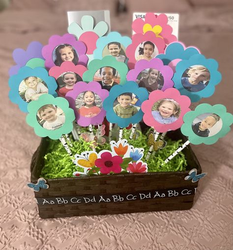 Class gift students to teacher, flower gift card holder Class Gifts For Teacher, Flower Gift Card Holder, Teachers Day Decoration, Art Center Preschool, Teacher Gifts From Class, 80th Birthday Party Decorations, Handmade Teacher Gifts, Student Crafts, Baby Crafts Diy