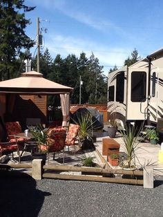 RV Patio Ideas – Patio is a great place to hang out with your family members and friends....  #campsite #travel trailers #decks #outdoor #5thwheels #portable #lights #diy #simple #awesome Campsite Decorating, Campsite Setup, Pallet Deck, Rv Lots, Rv Campsite, Rv Camping Tips, Rv Homes, Living Vintage, Camper Living