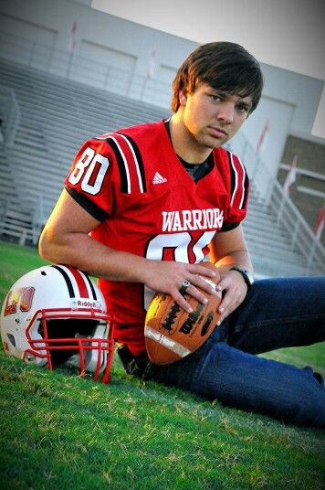 Football Senior Photos, Football Senior Pictures, Senior Photos Boys, Football Poses, Senior Football, Senior Boy Poses, Male Senior Pictures, Senior Pictures Sports, Football Photography