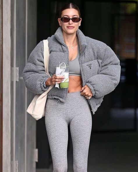 BONBON CHIC on Instagram: "#haileybaldwin #haileybieber" Wellness Princess, Hailey Baldwin Street Style, Hailey Bieber Style, Hailey Baldwin Style, Gym Fits, Looks Street Style, Gym Style, Mode Inspo, Sporty Outfits