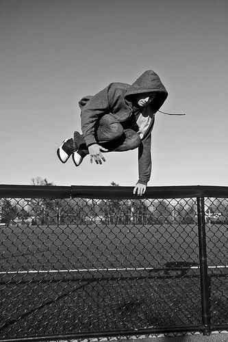 Parkour. Developed in France Parkour is derived from gymnastics and other martial arts. Parkour Photography, Anatomy Poses, Foto Art, Dynamic Poses, Break Dance, Free Running, Action Poses, Extreme Sports, Parkour