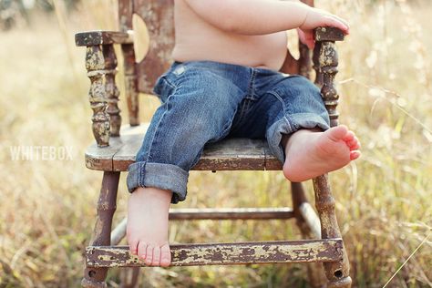 love toddler and baby feet 6 Month Baby Picture Ideas Boy, Farm Family Pictures, Toddler Rocking Chair, Chair Photography, Baby Rocking Chair, Toddler Pictures, Mommy And Me Photo Shoot, Toddler Photoshoot, 1st Birthday Pictures