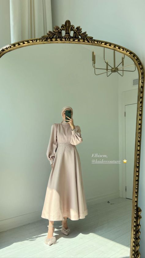 Silk Dresses Outfit, Dress Muslim Modern, Braidsmaid Dresses, Cute Formal Dresses, Bride Dress Simple, Simple Bridesmaid Dresses, Elegant Outfit Classy, Soiree Dress, Batik Fashion