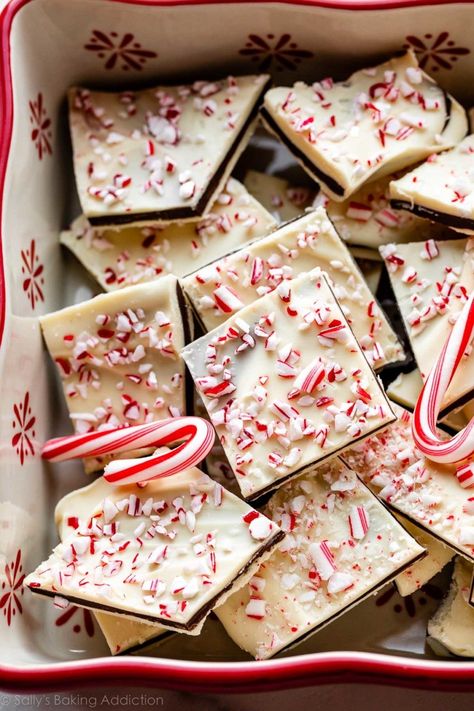 Peppermint bark is so easy to make with just 5 ingredients. This simple recipe for the classic Christmas treat features 3 layers of white and dark chocolates flavored with peppermint extract, plus crushed candy canes for garnish. Recipe on sallysbakingaddiction.com Classic Christmas Treats, Peppermint Bark Recipe, Homemade Peppermint Bark, Peppermint Bark Recipes, Chocolate Peppermint Bark, Christmas Cookie Box, Peppermint Extract, Chocolate Candy Recipes, Christmas Baking Recipes