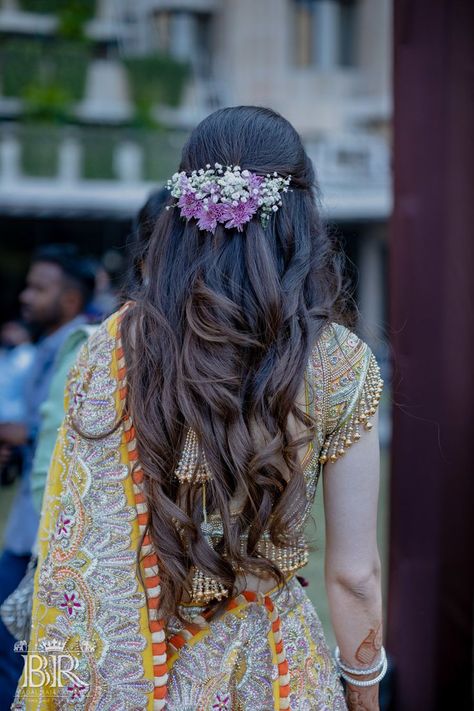 Hairstyle For Engagement, Hairstyle With Flowers, Simple Hairstyle For Saree, Party Hairstyles For Long Hair, Reception Hairstyles, Easy Party Hairstyles, Hair Style On Saree, Mehendi Ceremony, Engagement Hairstyles