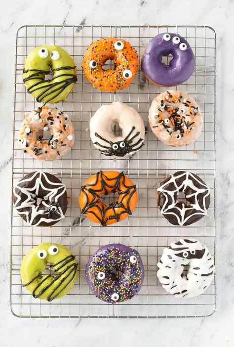 Create the cutest, easy Halloween Donuts using store bought donuts, homemade glaze, candy eyes. They are guaranteed to be the hit of your Halloween party. Halloween Mini Doughnuts Ideas, Decorate Donuts Ideas, Halloween Donuts With Teeth, Halloween Doughnuts Ideas, Halloween Donuts Ideas, Donut Halloween, Cute Halloween Cakes, Donuts Homemade, Cake Pucks