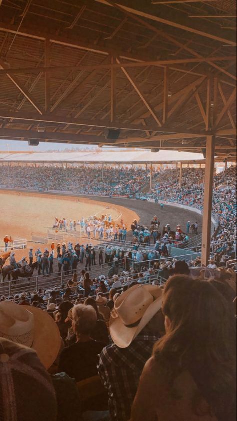 Rodeo Astethic, Country Concert Asethic, Rodeo Inspo Pics, Country Life Photography, Aesthetic Rodeo Pictures, Days Before Rodeo Aesthetic, Southern Aesthetic, Cute Country Couples, Country Summer