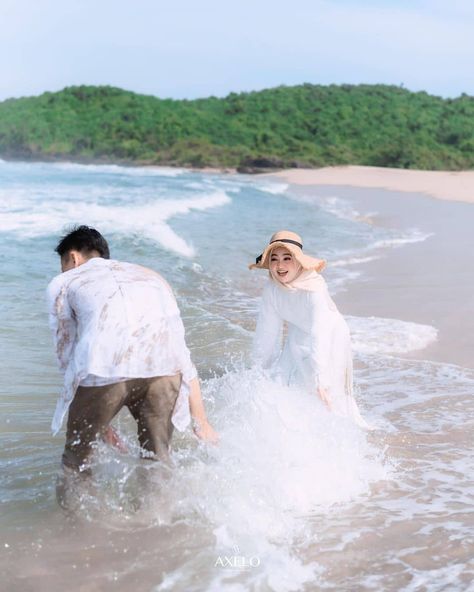 Beach Prewedding, Prewedding Pose, Prewedding Ideas, Foto Prewedding, Pre Wedding Photoshoot Props, Prewedding Outdoor, Romantic Couple Poses, Wedding Photoshoot Props, Pre Wedding Photoshoot Outdoor