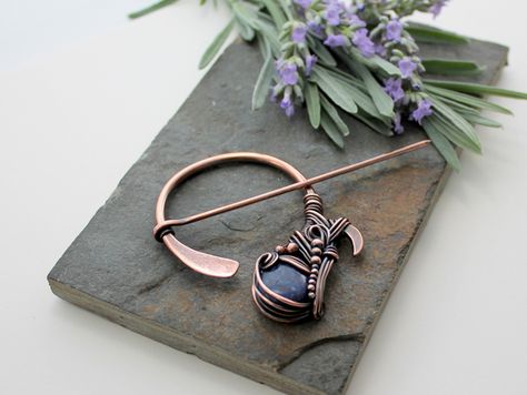 Penannular Brooch - Copper and Lapis Lazuli - Celtic brooch - Wire wrapped fibula brooch - Ananda - Bliss - Copper wire and Lapis Lazuli Viking Knit, Snake Pendant, Jewelry Making Project, Wire Work Jewelry, Wire Necklace, Shawl Pins, Hair Beads, Jewelry Photography, Copper Pendants