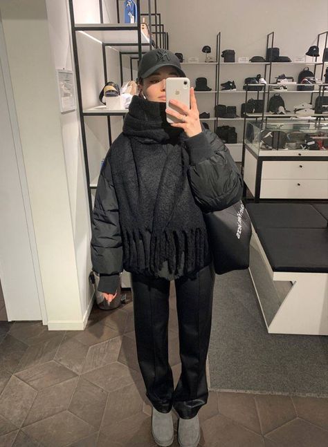 Black Puffer Outfit, Black Puffer Jacket Outfit, Aesthetic Winter Fashion, Puffer Jacket Outfits, Cold Winter Outfits, Women Puffer Jacket, Puffer Outfit, Winter Jacket Outfits, Puffer Jacket Outfit