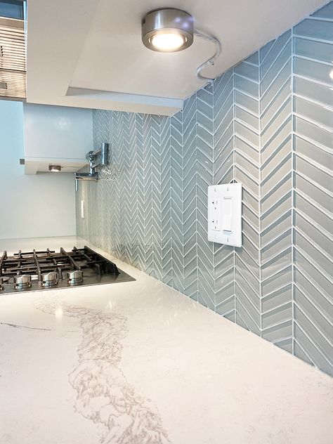 Stone Tiles Kitchen, Mosaic Kitchen Backsplash, Glass Tiles Kitchen, Glass Tile Backsplash Kitchen, Glass Backsplash Kitchen, Mosaic Tile Backsplash Kitchen, Kitchen Mosaic, Kitchen Splashback Tiles, Mosaic Kitchen