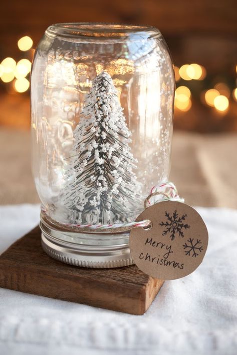 Simple Craves & Olive Oil: diy anthropologie mason jar snow globes Simmering Pot, Mason Jar Christmas Crafts, Christmas Mason Jars Diy, Christmas Presents For Moms, Diy Christmas Presents, Christmas Crafts To Sell, Diy Snow Globe, Cottage Market, Homemade Christmas Decorations