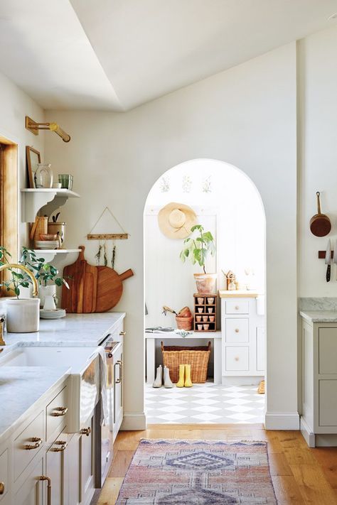 Spanish Adu, French Countryside Kitchen, Wall Decor Hallway, Countryside Kitchen, Checkered Floor, European Farmhouse, Casas Coloniales, All White Kitchen, Countryside House