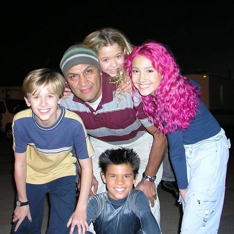 Cayden Boyd, Sasha Pieterse, Taylor Dooley and Taylor Lautner on the set of The Adventures of Sharkboy and Lavagirl 2004 #theadventuresofsharkboyandlavagirl #sharkboyandlavagirl #sharkboy #lavagirl #marissaelectricidad #iceprincess #2004 #caydenboyd #youngcaydenboyd #sashapieterse #youngsashapieterse #taylordooley #youngtaylordooley #taylorlautner #youngtaylorlautner #behindthescenes #bts #filmstill #productionstill #publicitystill #2000snostalgia #early2000snostalgia #y2k Taylor Dooley, Shark Boy And Lava Girl, Funny Mugshots, Lava Girl, Trish Una, Sharkboy And Lavagirl, Old Disney Channel, Shark Boy, 00s Nostalgia