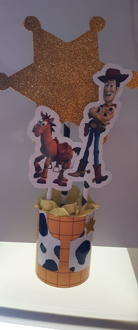 Centro de mesa, toy story Centros De Mesa Toy Story Ideas, Woody Party, Toy Story Birthday Cake, Toy Story Birthday, Toy Story Party, Party Bus, Buzz Lightyear, 1st Birthday Parties, Toy Story