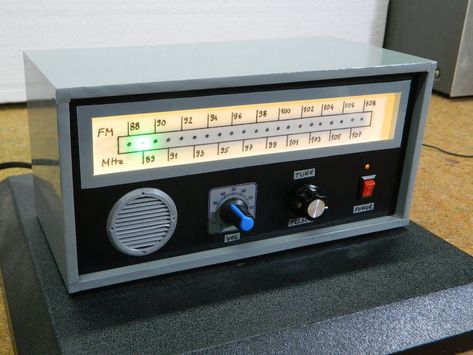 Arduino Radio, Arduino Sensors, Diy Retro, Electronic Projects, Retro Radio, Old Radios, Arduino Projects, Green Led, Weather Station