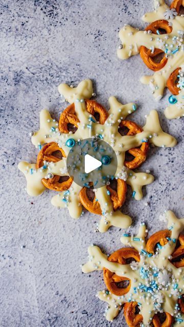 Emma Hollingsworth | Plantbased GF recipes 🧁 on Instagram: "Bet you didn’t know you could do this with just some pretzels and chocolate? The CUTEST little snowflakes, perfect for gifting, making with gifts and adding to festive tablescapes!  Here’s how: 🔹 4 pretzels for each snowflake (I used @scharglutenfreeuk) 🔹 100g white chocolate (I used @lukerchocolate) Optional sprinkles   ▫️arrange the pretzels in groups of 4 as shown on a lined baking sheet. Melt the white chocolate in a bowl over a saucepan with two inches of water in on a low heat. ▫️ spoon the melted chocolate into a piping bag and cut a small amount off the end. Pipe the chocolate into the centre of the pretzels, then pipe a + and a x shape over the top for the 8 points of the snowflake. Finish the points of the snowflake a Festive Pretzel Snowflakes, Snowflake Pretzels White Chocolate, Pretzel Snowflakes, Snowflake Pretzels, Groups Of 4, White Chocolate Pretzels, Pretzel Shape, Christmas Candy Gifts, Snowflake Baby Shower