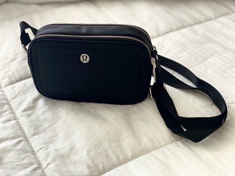 Lululemon Crossbody Bag, 2000s Bags, Lululemon Bag, Body Camera, Lululemon Bags, 2023 Christmas, Birthday List, Birthday Wishlist, Cross Body Bag