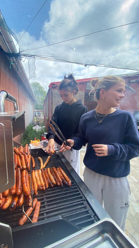 Grilling Aesthetic, Barbecue With Friends, Bbq Aesthetic, Friends Bbq, Bbq With Friends, Friends Eating, Bbq Summer, Summer Plans, Summer 3