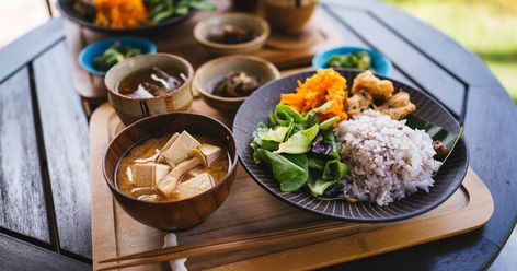 In Blue Zones, people live longer, thanks to a plant-based diet. Learn their secrets and how to incorporate them into your day. #bluezones #healthylifestyle Japanese Breakfast Traditional, Okinawa Diet, Blue Zones Diet, Different Types Of Food, Blue Zones Recipes, Zone Recipes, Japanese Diet, Program Diet, Zone Diet