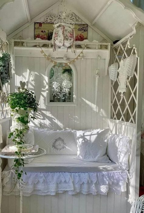 Shabby Chic She Shed, Shabby Chic Veranda, She Shed Interior Ideas, She Shed Decorating Ideas, Shabby Chic Campers, She Shed Interior, Shabby Chic Patio, Shabby Chic Decorating, Shabby Chic Porch